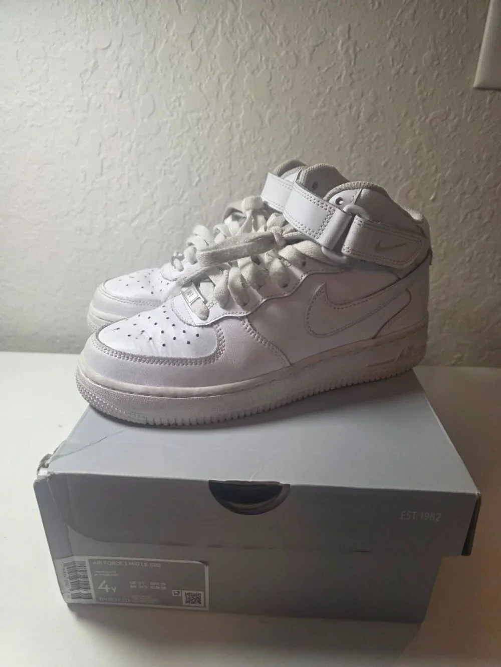 NIKE Boys Air Force One 1 Triple White Mid LE size 4Y - DH2933-111